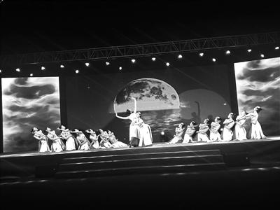 中國僑網(wǎng)文昌中學(xué)的學(xué)生表演舞蹈《海上生明月》。